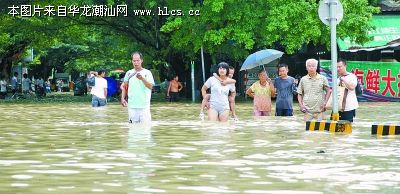 17日下午4时起，汕头市潮南区普降大暴雨。图为市区街道。黄学佳 方淦明 摄